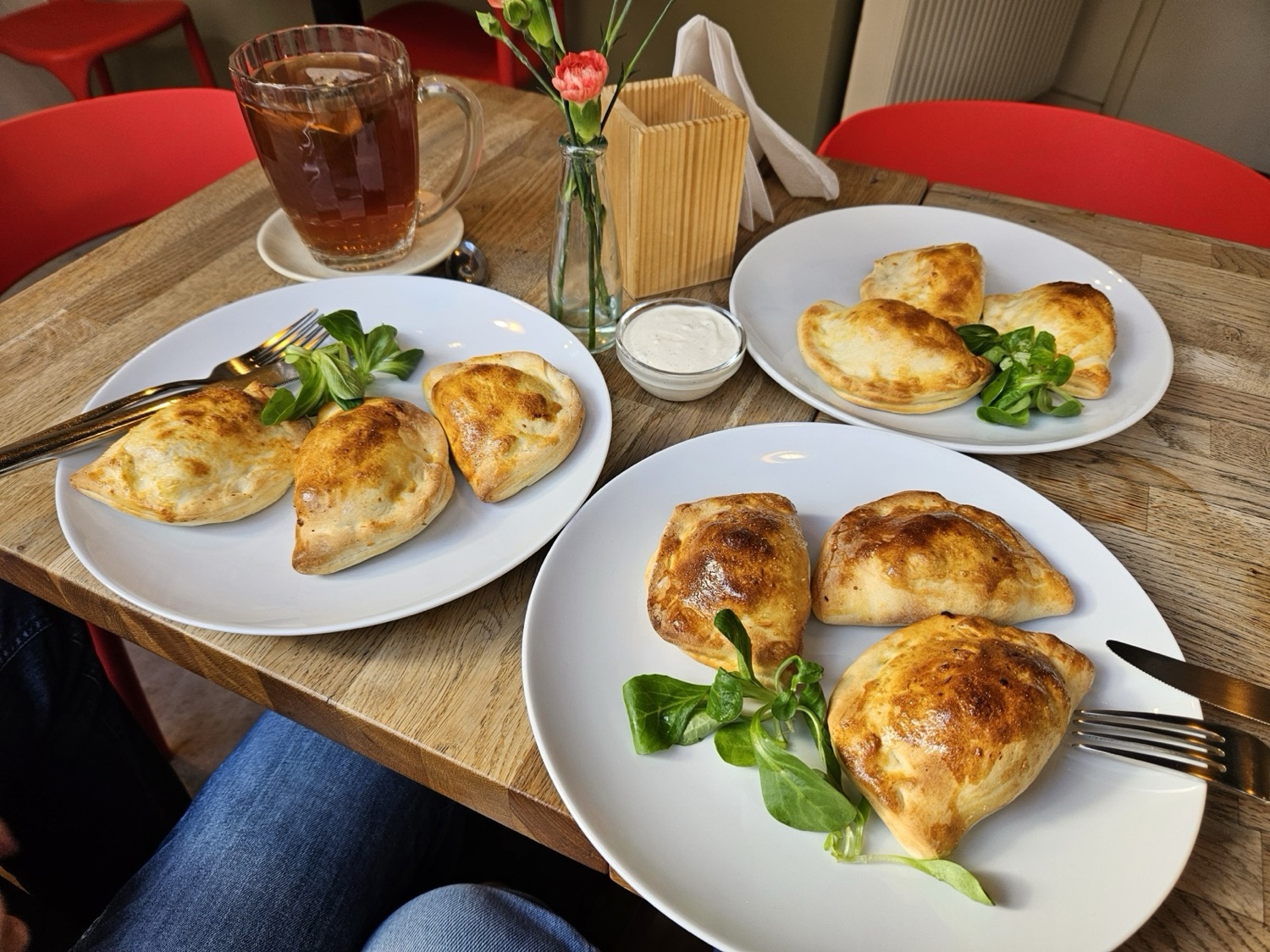 Stół z trzema talerzami pierogów z pieca i herbatą XXL
