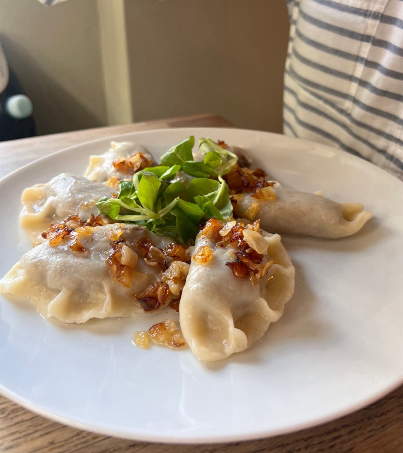 Pierogi z wody z rumianą cebulką i świeżą sałatą